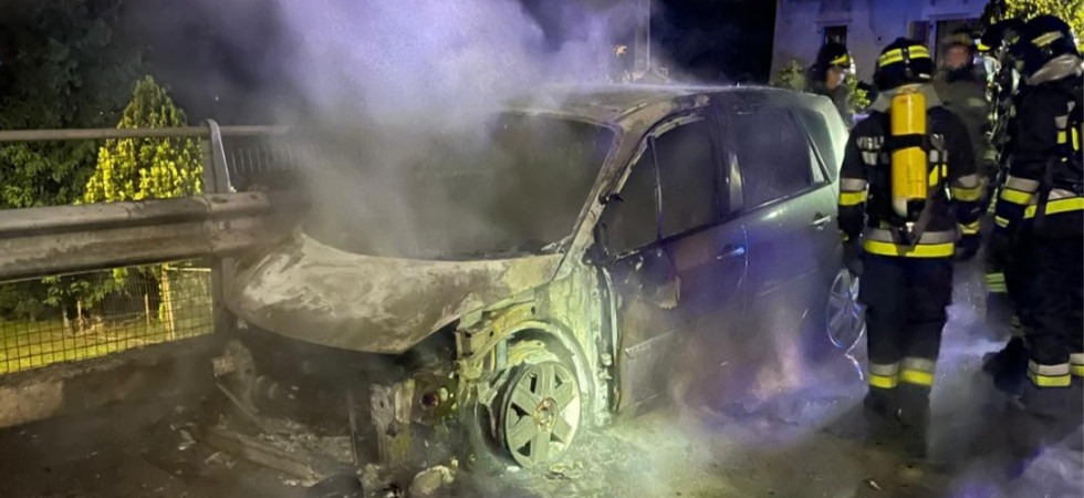 L'auto a Gpl viene avvolta dalle fiamme, vigili del fuoco in azione a Povo