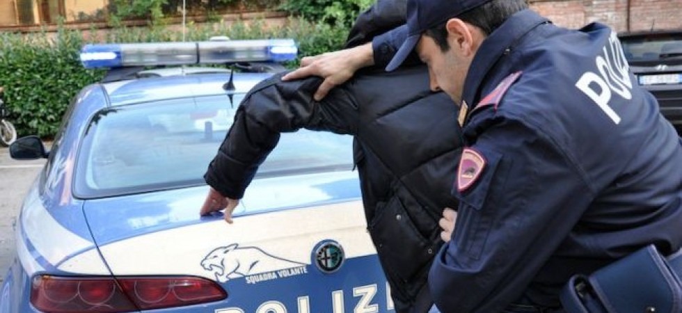 Foto d'archivio Ruba in un negozio ma finisce tra le braccia degli agenti che avevano appena fermato un altro taccheggaitore