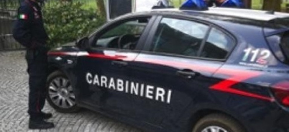 Aggrediscono una 60enne facendola finire a terra e poi si scagliano contro i carabinieri