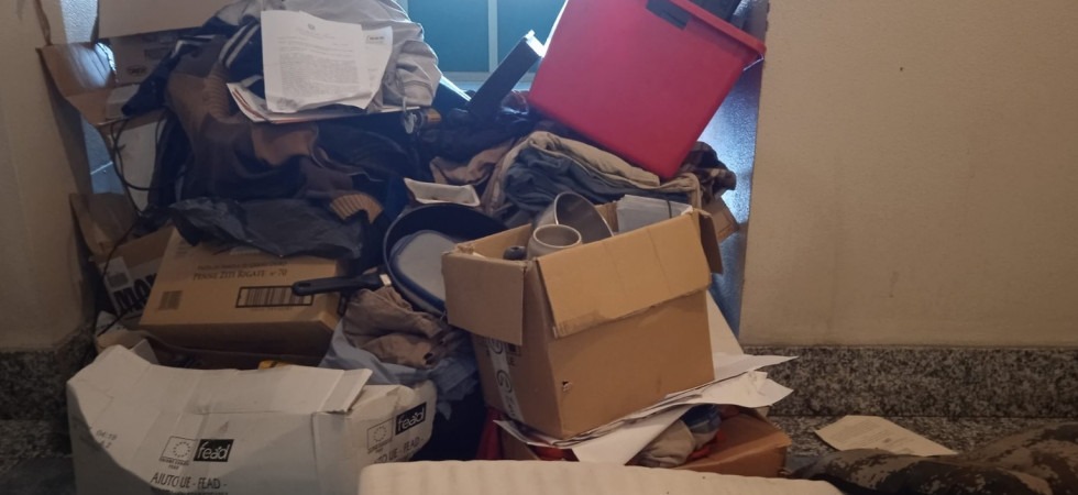 Si svegliano e trovano il pianerottolo pieno di immondizie: brutta sorpresa in un condominio a Trento
