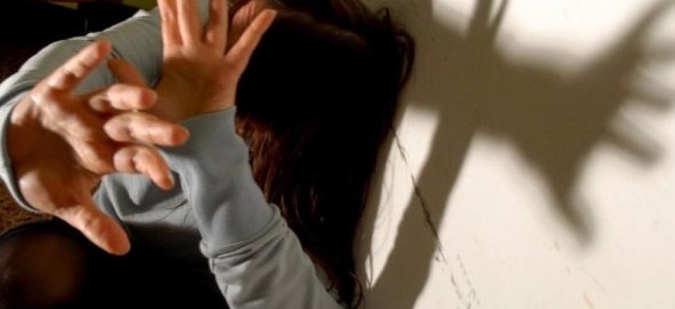 Riempiva di botte l'ex compagna mentre era incinta e la costringeva a rapporti sessuali davanti ad altri