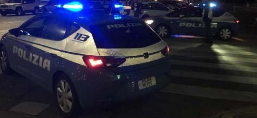 Finge di essere un meccanico e tenta di rubare il catalizzatore di un'auto