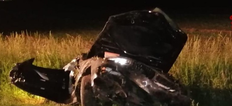 Drammatico incidente, perde il controllo dell'auto e finisce nel fossato: 48enne muore, il passeggero estratto dalle lamiere