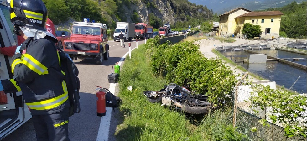 Scontro moto-furgone, il centauro finisce contro la recinzione della pescicoltura