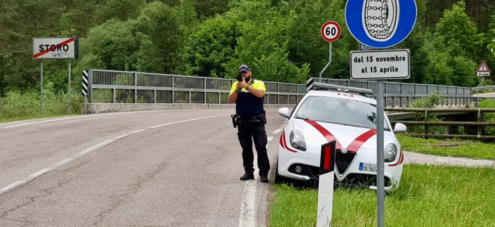 In centro abitato con la moto a oltre 100 chilometri orari, bloccato dalla polizia: via la patente ad un motociclista