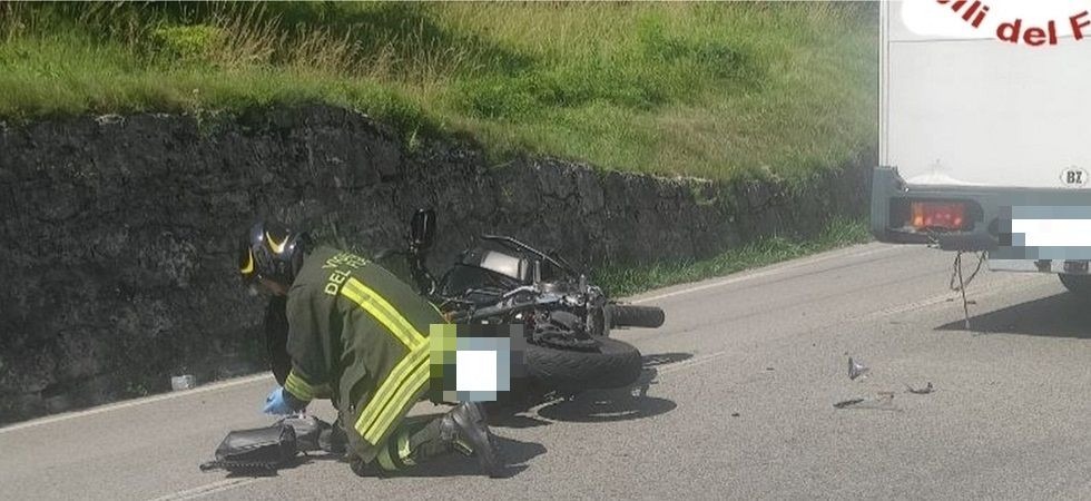 Drammatico incidente, con la moto finiscono contro un camper: morta una coppia di centauri