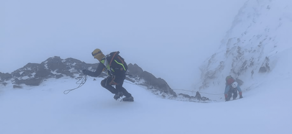 Rimangono bloccati nella bufera a 4mila metri di quota e il maltempo complica i soccorsi: in ospedale un alpinista
