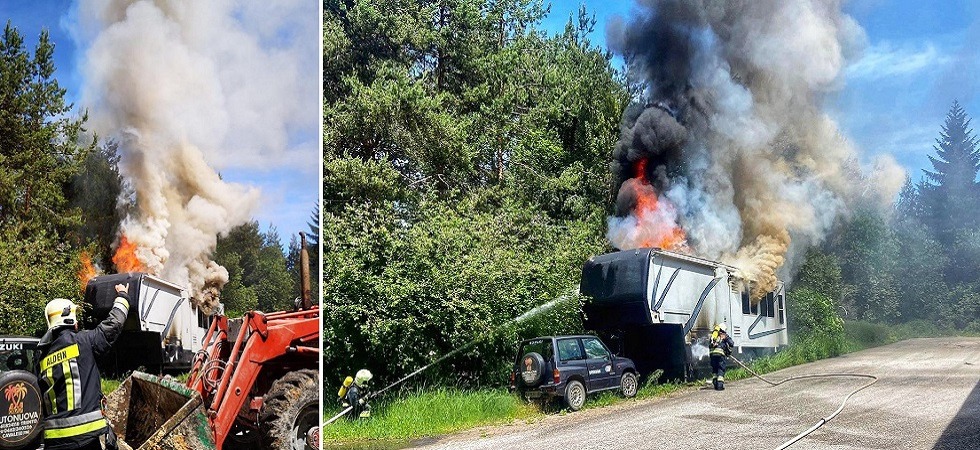 La roulotte prende fuoco a lato della strada e le fiamme rischiano di propagarsi al bosco: momenti di paura in Alto Adige