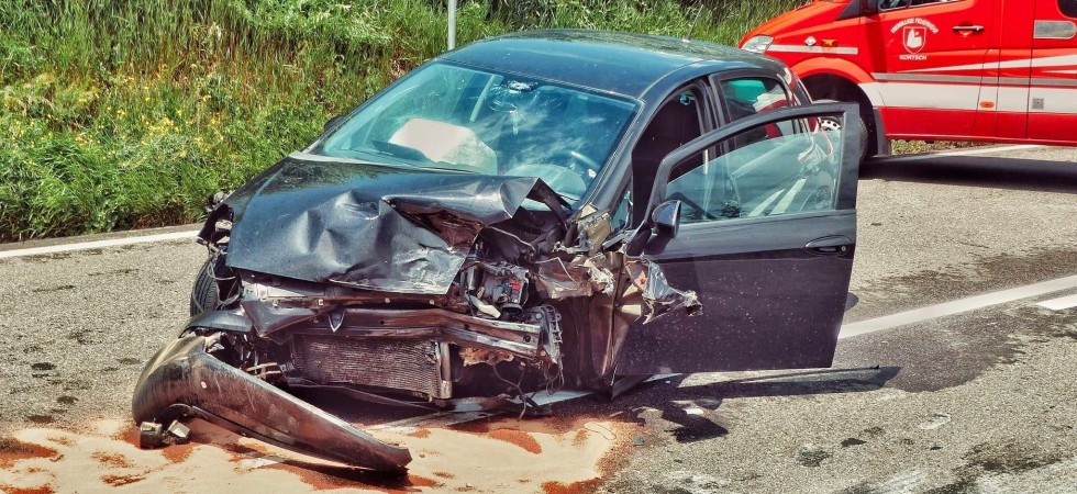 Grave frontale tra due veicoli: distrutti i mezzi coinvolti