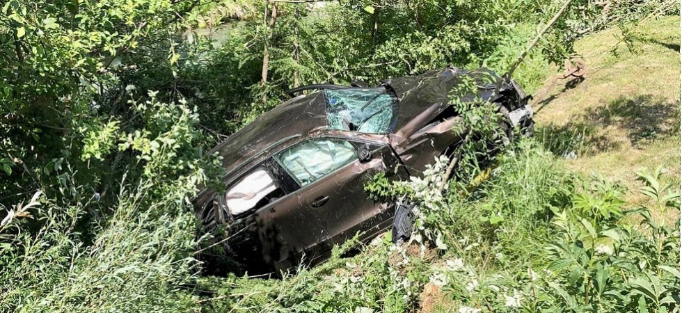 Esce di strada con l'auto e precipita nella scarpata: la corsa si ferma contro gli alberi a pochi metri dal corso d'acqua