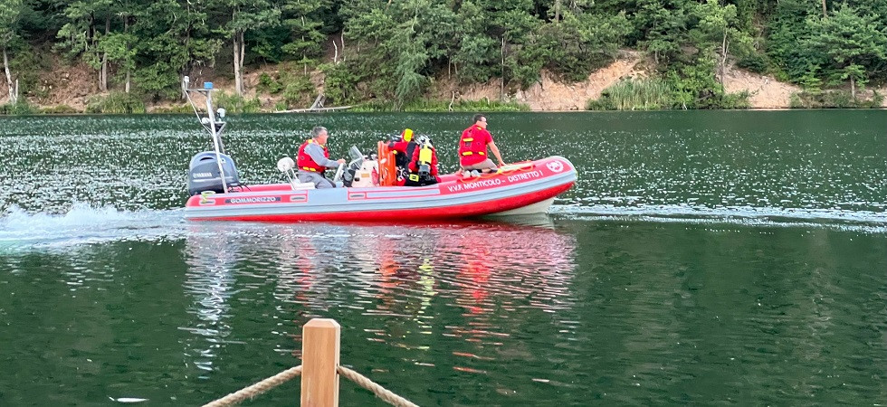 Un 19enne esce con la tavola nel lago ma non rientra a riva: operazione in corso di sommozzatori e soccorso acquatico