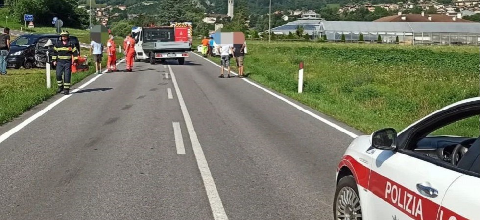 Tamponamento tra 4 veicoli: un'auto invade la corsia opposta e si scontra contro un altro mezzo che finisce nel prato