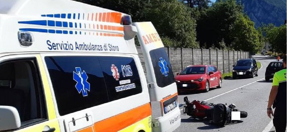 Scontro fronto-laterale tra un'auto e una moto, il centauro di 58 anni sbalzato sull'asfalto
