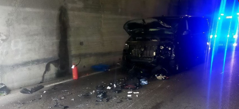 Padre e figlio minorenne in moto si schiantano in galleria contro un furgone, trasportati d'urgenza in ospedale