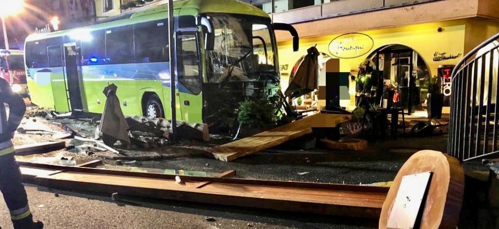 Perde il controllo del pullman e si schianta contro il plateatico di un bar, momenti di paura nella notte