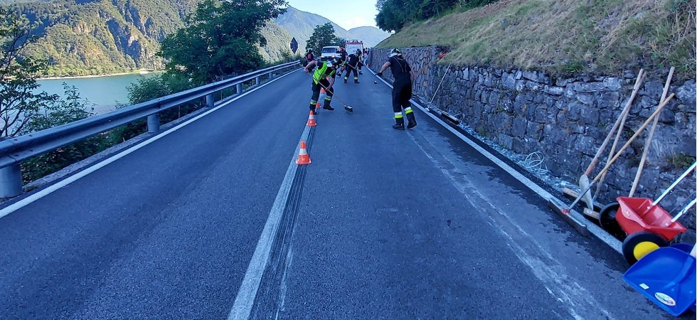 Urta con il camion il capitello e le bottiglie d'acqua piombano sulla statale: strada chiusa e lunga operazione di pulizia