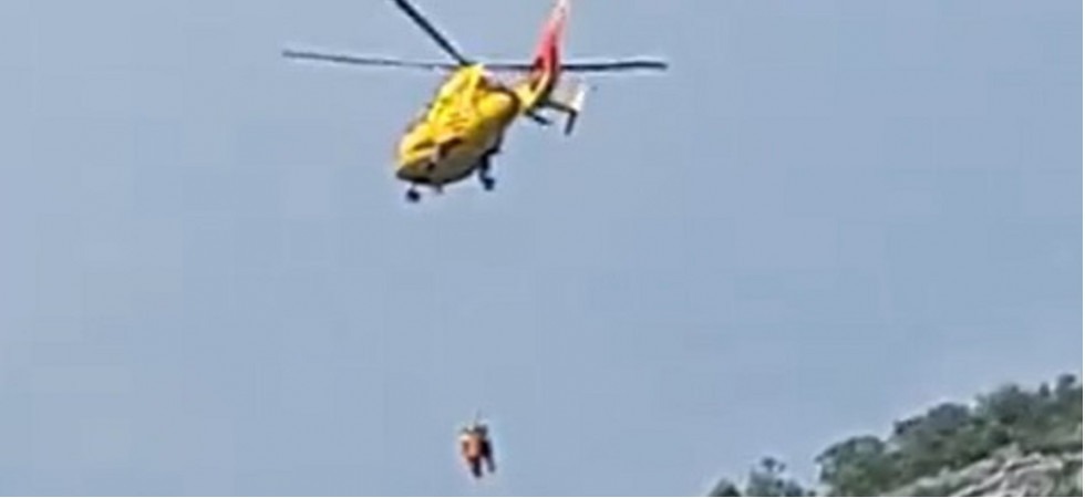 Una climber precipita dalla falesia per 7 metri e sbatte la testa contro la roccia
