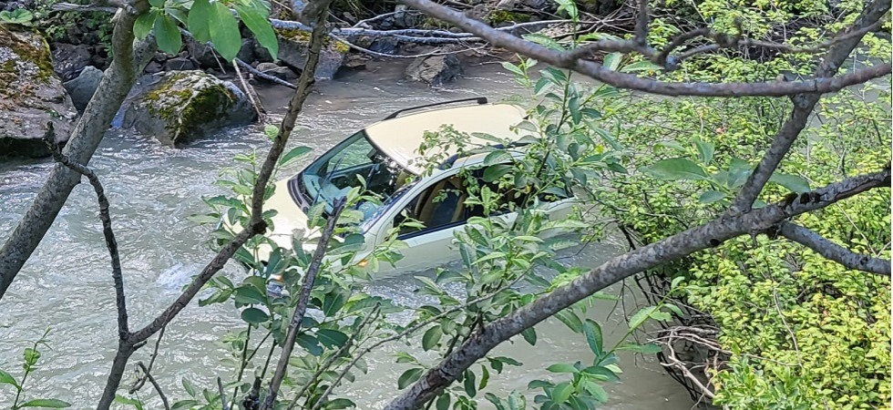 Paura in Val di Fassa, un'auto esce di strada e finisce in un torrente: difficili le operazioni di recupero di una 24enne