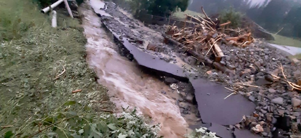 La furia dell'acqua, straripa nella notte un torrente in Val Ridanna e spazza via parti di una strada