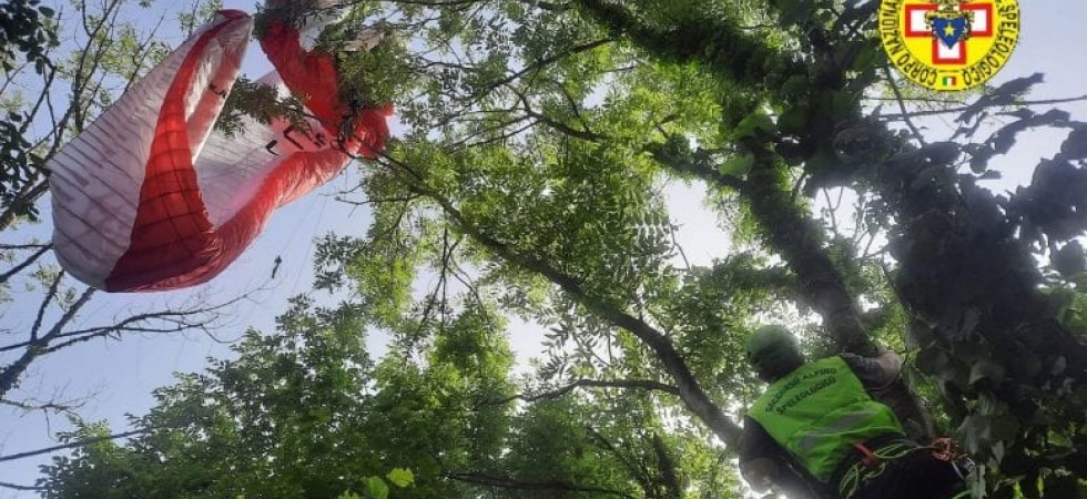 Sbaglia manovra e precipita rimanendo appeso a degli alberi: miracolato pilota di parapendio salvato dai soccorritori