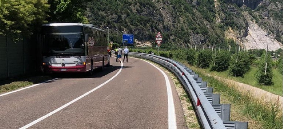 Perde il controllo della moto e finisce a terra