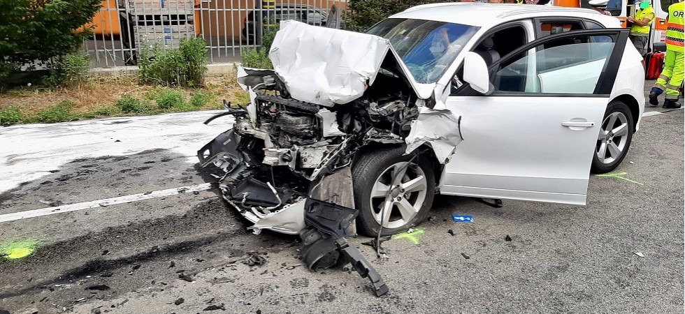 Un'auto si schianta contro un camion: grave un bambino di 6 anni, altri 3 feriti portati all'ospedale