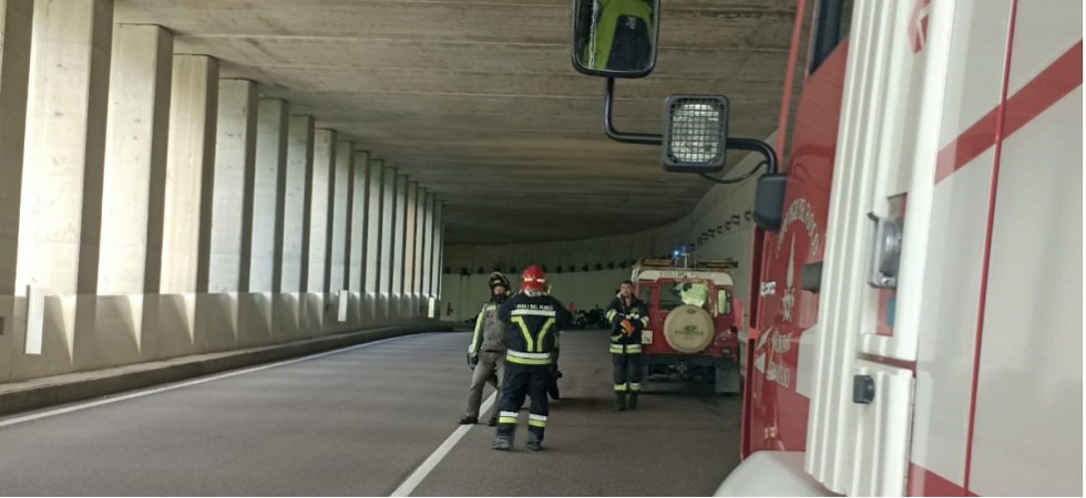 Perde il controllo della moto e si schianta contro la parete della galleria