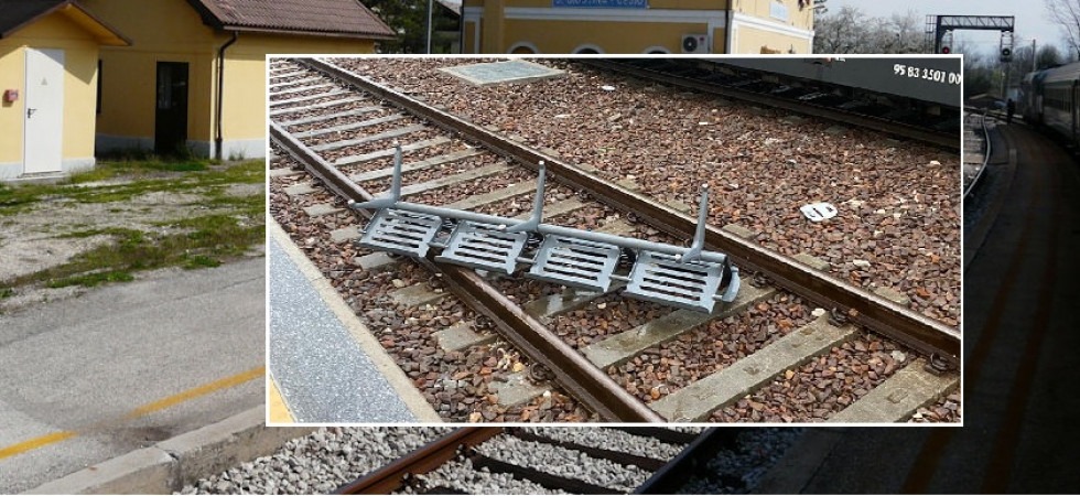 Vandalismi in stazione, la panchina di ferro finisce sulle rotaie, distrutte alcune macchine obliteratrici