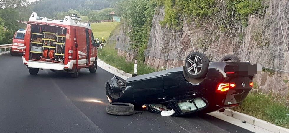 Perde il controllo dell’auto e si ribalta: paura sulla strada provinciale 99