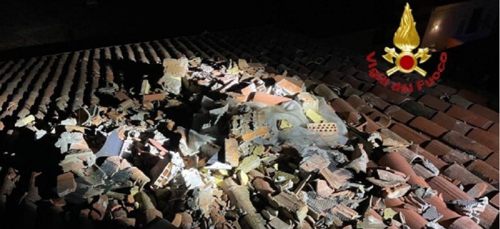 Un fulmine colpisce una palazzina: il camino viene distrutto, tantissime tegole divelte e impianto elettrico ko