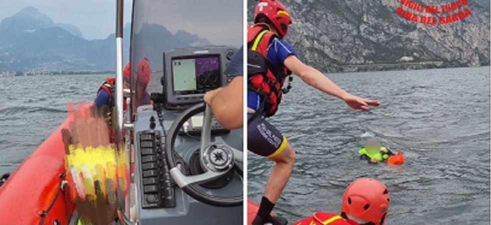 Il forte vento rovescia un catamarano, i vigili del fuoco salvano un diportista aggrappato al natante ormai alla deriva
