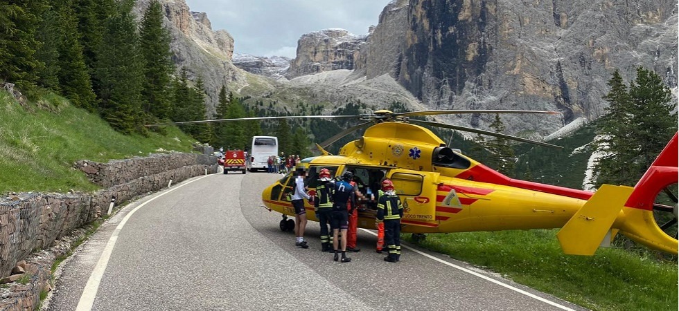 Scende in bici dal Sella ma sbaglia la traiettoria e finisce fuori strada al tornante