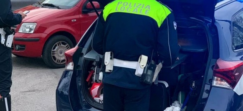 Senza patente, senza assicurazione e alla guida di una macchina intestata ad un morto