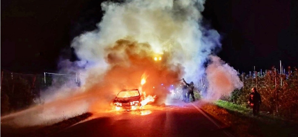 Le fiamme avvolgono l'auto mentre sono in viaggio, momenti di paura per tre persone