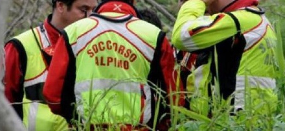 Dramma sul Garda, un uomo colpito da un malore finisce in una scarpata e muore