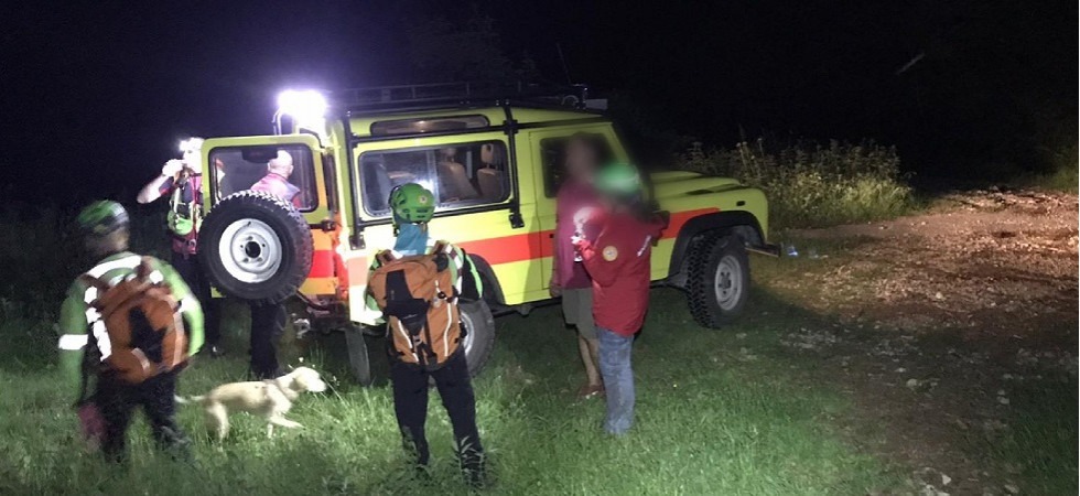 Padre, figlia di 13 anni e cagnolina restano bloccati su un salto di roccia