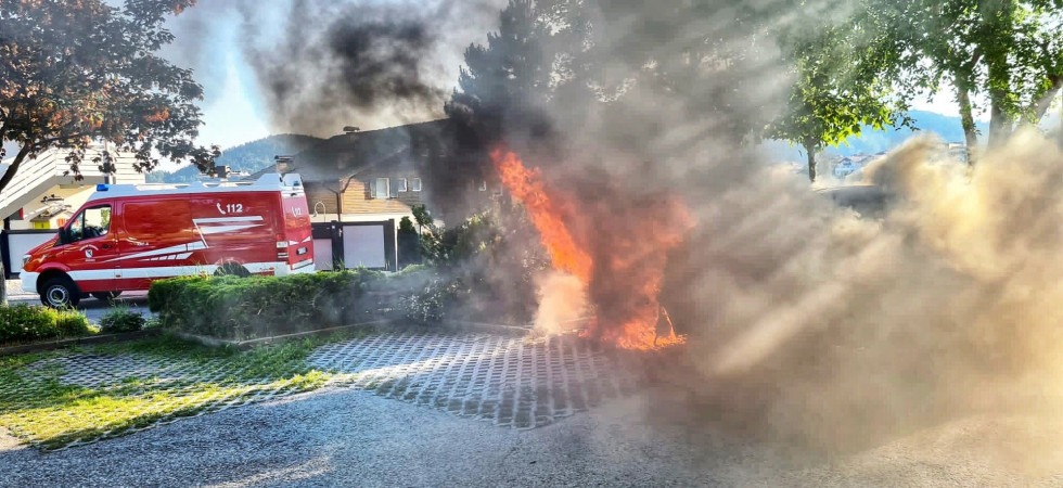 Paura in un parcheggio, una macchina avvolta dalle fiamme