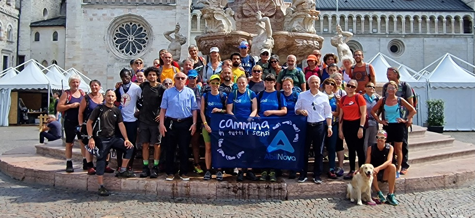 “Si vince o si perde insieme”, la lezione dei camminatori non vedenti nel segno di San Vigilio