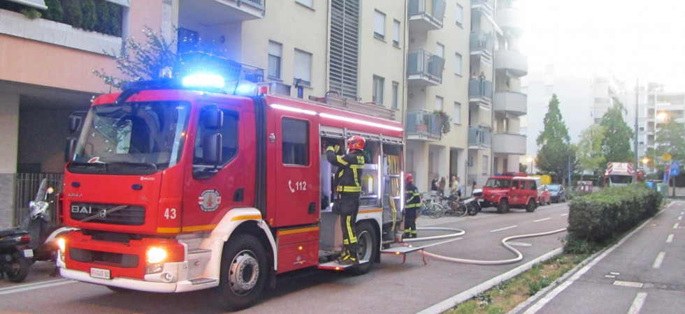 In fiamme il garage di un condominio: bruciano anche le biciclette all'interno