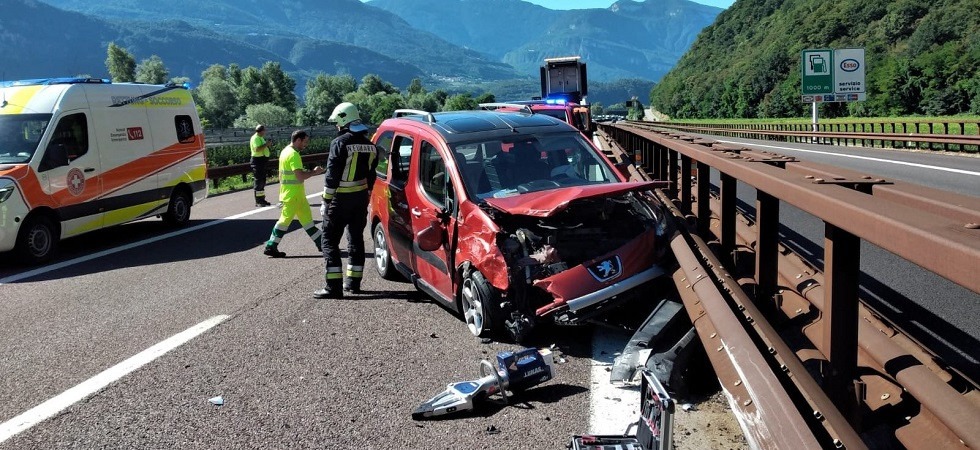 In A22 chiude una corsia per un furgone in panne e due automobilisti si tamponano