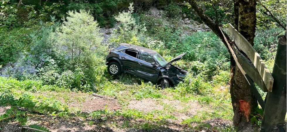 Sbaglia a inserire la marcia: la vettura prende subito velocità e finisce nella scarpata: paura nell'Alto Garda