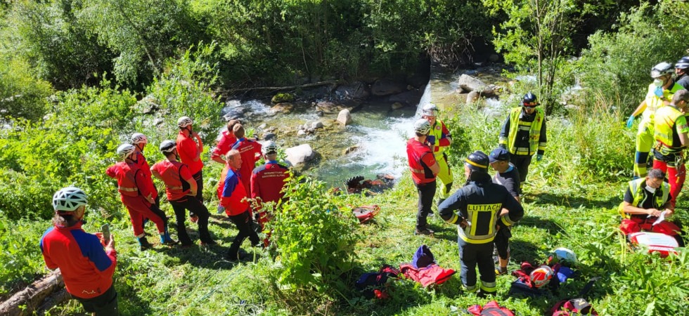 Perde il controllo del mezzo e precipita con il trattore nel greto del torrente: morta la persona alla guida