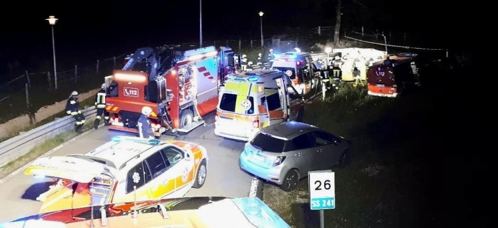 Tragico incidente nella notte, l’auto si ribalta ed esce di strada: morta una persona