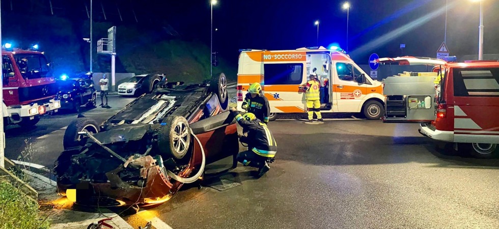 Perde il controllo dell'auto e si ribalta, momenti di paura per due persone