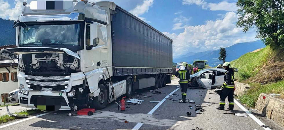Violento schianto tra un'auto e un mezzo pesante, due persone trasportate in ospedale