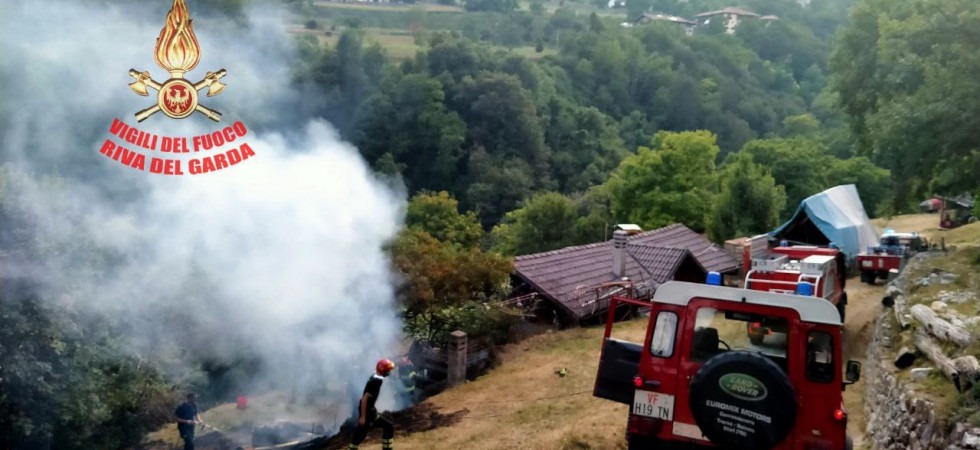 Una legnaia avvolta dalle fiamme, accorrono i vigili del fuoco per scongiurare che il rogo raggiunga il bosco