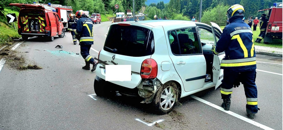 Perde il controllo dell'auto in curva e si schianta contro un altro veicolo