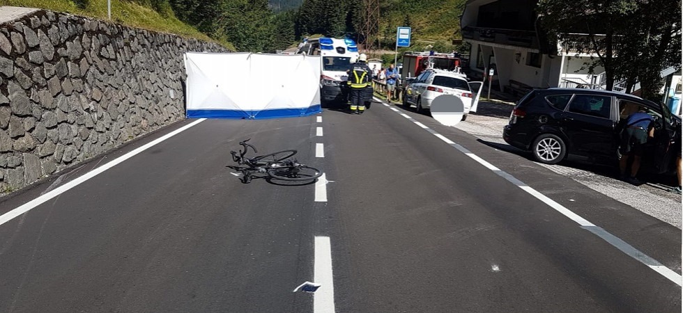 Svolta verso il parcheggio ma centra un ciclista, la bici viene sbalzata contro il parabrezza di un'altra vettura