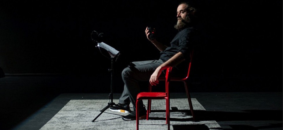 Sul palco del teatro capovolto con il Centro Santa Chiara approda la comicità di Claudio Morici con “Alexo”