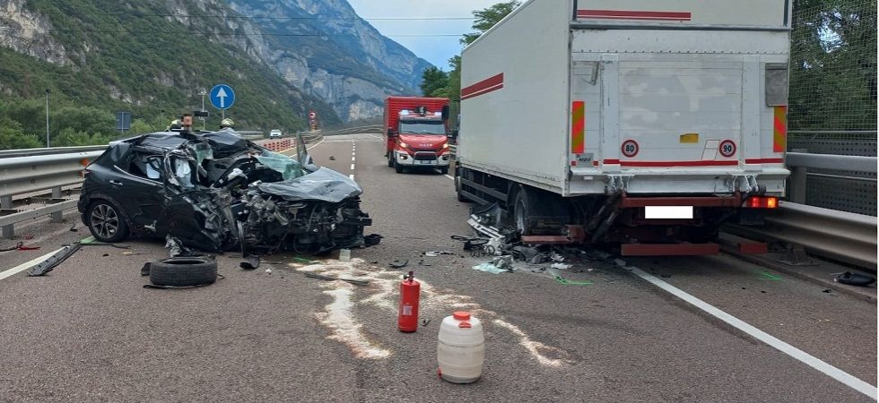 Camion in panne accostato a bordo strada viene centrato da un'auto: violento incidente sulla tangenziale